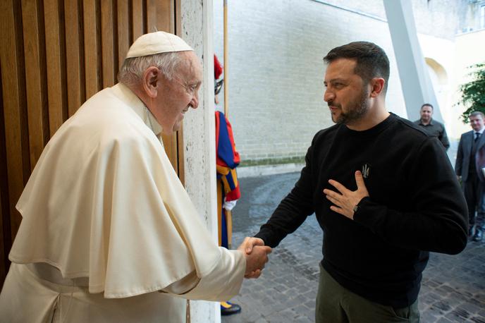 Zelenski in papež Frančišek | Zelenski in papež Frančišek sta se po treh letih znova sešla v Vatikanu. | Foto Reuters