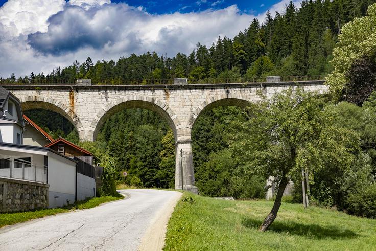 Štoparjev železniški viadukt (tudi Štoparjev most) je kamnit ločni viadukt dolg slabih 200 metrov v višini 40 metrov in sloni na štirih nosilnih stebrih ter je izjemen tehnološki spomenik na Koroškem in eden najlepših železniških viaduktov v Sloveniji. Njegova posebnost je, da je grajen v ovinek, ki se rahlo vzpenja. Premošča Šentanelsko reko in občinsko cesto na Šentanel. Januarja 1857 so ustanovili delniško družbo (predsednik pliberški grof Georg Thurn Valsassina), ki je prevzela gradnjo mostu katera se je začela še istega leta in bila zaključena leta 1863. O Štoparjevem viaduktu kroži znana anekdota. Znano je, da je ob odprtju proge kraje ob progi zajelo hudo neurje, ki je progo na več delih hudo poškodovalo, ob tem se je za nekaj centimetrov ugreznil tudi Štoparjev viadukt in predenj je čez njega zapeljal prvi vlak, bi se naj gradbenik, ki ga je zasnoval vrgel iz njega v globino iz strahu, da ker se je most zaradi neurja ugreznil ne bo zdržal teže vlaka. Most stoji še danes, čeprav so nanj med drugo svetovno vojno namestili mine, vendar ga nato niso razstrelili. Legenda pravi, da ima Štoparjev viadukt čarobno moč, saj je v njegovih temeljih zakopanih na ducate trupel ljudi, ki so v izjemo težkih razmerah viadukt gradili.  | Foto: Ana Kovač