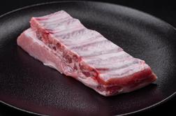 Odpoklic izdelka prekajena svinjska rebra