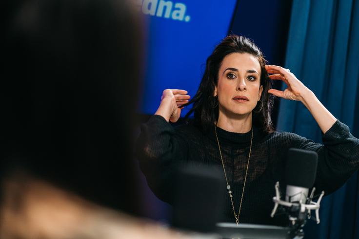 "Ko si na svobodi, greš, ker imaš občutek, da moraš. Potem sem se pa naučila, da ni vedno tako," pove o svojem statusu svobodne umetnice. | Foto: Jan Lukanović