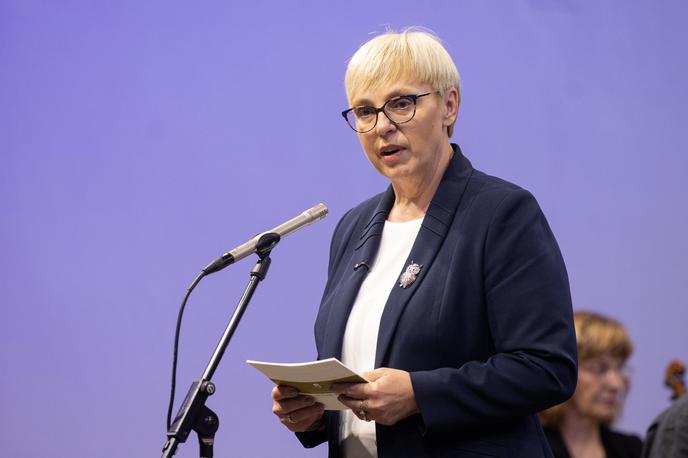 Nataša Pirc Musar | Pirc Musarjeva si je v nesreči zlomila ključnico. Kasneje je sama priznala, da ni bila pripeta z varnostnim pasom. V policijskem zapisniku je bilo sicer zabeleženo, da je bila.  | Foto STA