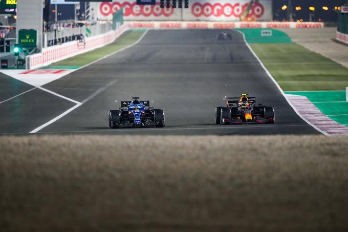 Alonso je v Katarju za tretje mesto premagal Pereza z Red Bullom. | Foto: AP / Guliverimage