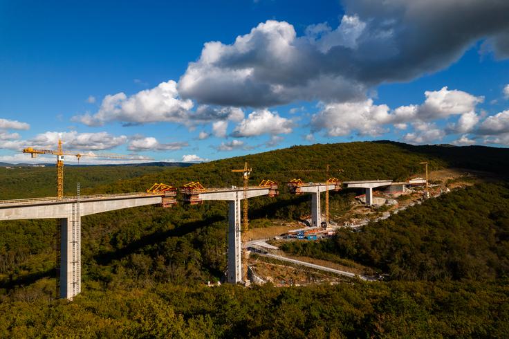 Viadukt Vinjan, ki je bil javnosti predstavljen marca 2024, je gradbeni presežek, ki se razteza 620 metrov v dolžino in ima stebre, ki v višino merijo do 55 metrov. Skupaj z viaduktom Gabrovica igra ključno vlogo pri gradnji drugega tira železniške proge Divača–Koper. Za ta dva ambiciozna gradbena projekta, ki sta pomembna nadgradnja slovenske prometne in logistične infrastrukture, je Slovenija iz kohezijskega sklada prejela 80 milijonov evrov. | Foto: 2TDK