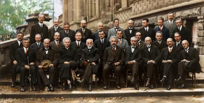 Na fotografiji so med drugim pionirja kvantne mehanike Erwin Schrödinger (zadnja vrsta, šesti z leve) in Werner Heisenberg (zadnja vrsta, tretji z desne), utemeljitelj zgradbe atoma Niels Bohr (druga vrsta, prvi z desne), oče kvantne teorije Max Planck (prva vrsta, drugi z leve), Marie Curie, pionirka na področju radioaktivnega sevanja in prva ženska, ki je postala Nobelova nagrajenka (prva vrsta, tretja z leve; Marie Curie je sicer tudi prva na svetu, ki je prejela dve Nobelovi nagradi), in pa seveda avtor splošne relativnostne teorije Albert Einstein (prva vrsta na sredini). | Foto: 
