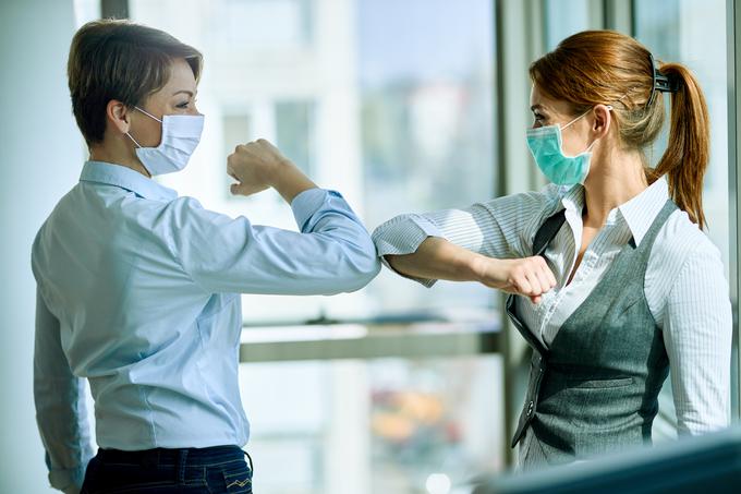 Eno od najbolj uveljavljenih imen na slovenskem trgu za kakovostne in preverjene zaščitne maske, pa tudi za drugo zaščitno opremo, rokavic, kap, predpasnikov, slinčkov in zaščit za obuvala je podjetje HARTMANN.  | Foto: Getty Images