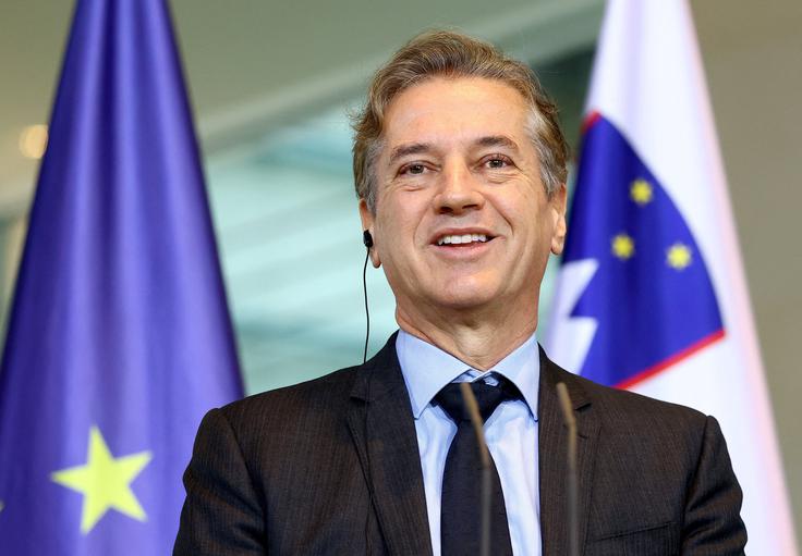 O Robertu Golobu pravi, da je "v dejanjih postal izjemen premier" in da bo po volitvah 2026 znova vodil vlado. | Foto: Reuters