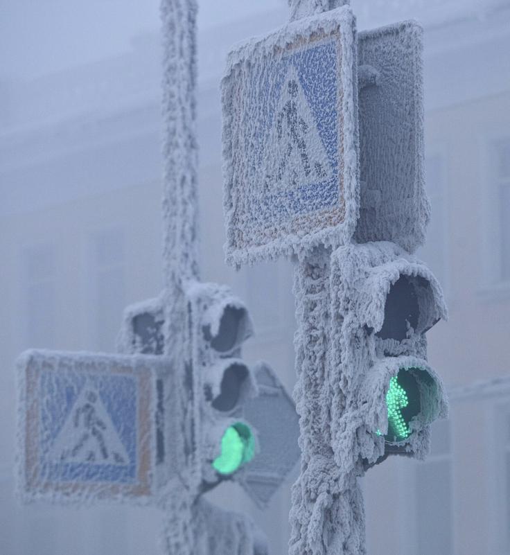 Tovornjak za prihod v mesto potrebuje dva tedna, vozniki pa v tem času ne ugašajo motorjev. Na pot se vedno odpravijo v parih. Kdor s pokvarjenim vozilom ostane sam sredi divje in krute pokrajine, se težko izogne smrti. | Foto: 