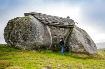 Casa do Penedo: nenavadna zgradba ujeta med štiri ogromne balvane