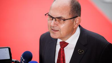 Schmidt z zagotovili odgovoril na Dodikove grožnje z odvzemom premoženja