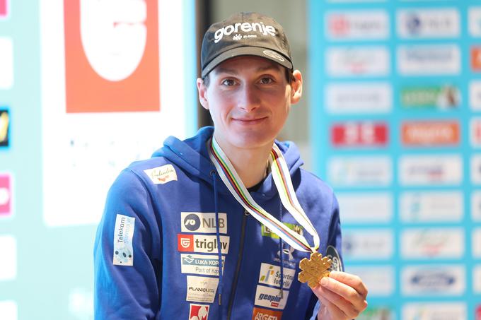 Domen Prevc se veseli tretje ekipne medalje s svetovnih prvenstev v poletih. | Foto: www.alesfevzer.com