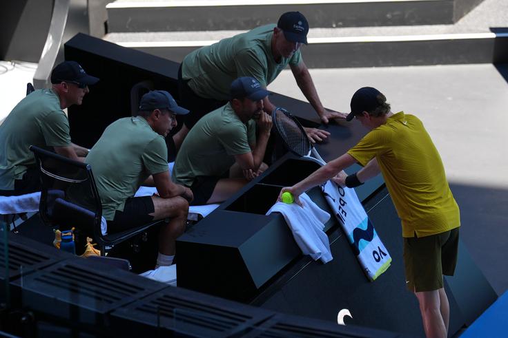 Sinner je imel v tretjem nizu očitne težave s krči. | Foto: Guliverimage