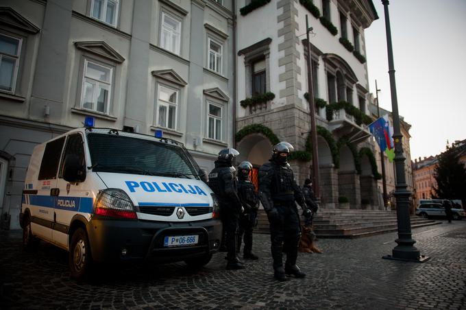 Če policija sumi, da bi se na kakem dogodku lahko zgodili napadi, stekla vozil dodatno zaščiti s kovinskimi mrežami. Prizor je s protivladnih protestov v Ljubljani leta 2012. | Foto: Bor Slana