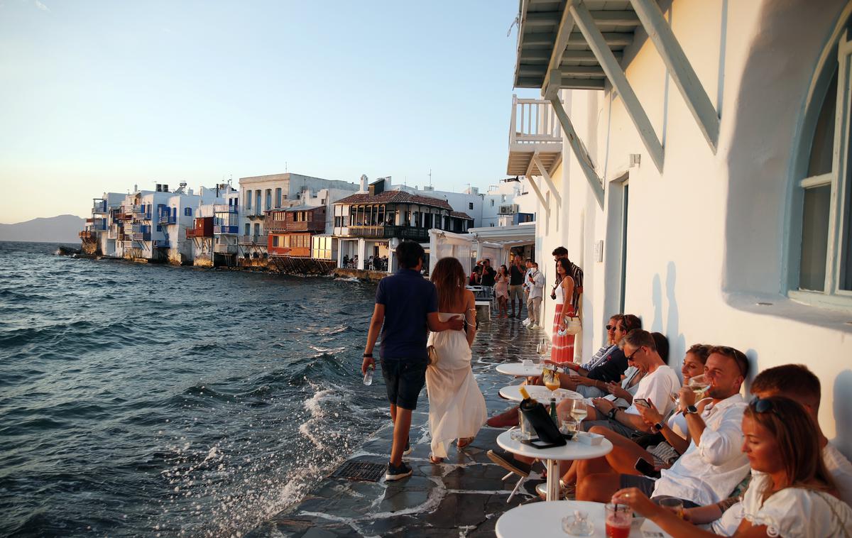 Mikonos, Grčija | Turisti so zgroženi nad visokimi cenami hrane in pijače. Na fotografiji je bar na Mikonosu.  | Foto Guliverimage