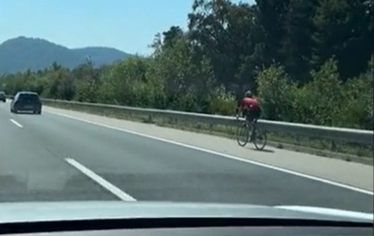 Kolesar na AC | Dobro poznate kolesarska pravila in se jih držite? Mimogrede vas lahko oglobijo, tudi za več kršitev hkrati. Fotografijo kolesarja na avtocesti je 3. septembra 2024 posnel bralec Siol.net. | Foto Bralec