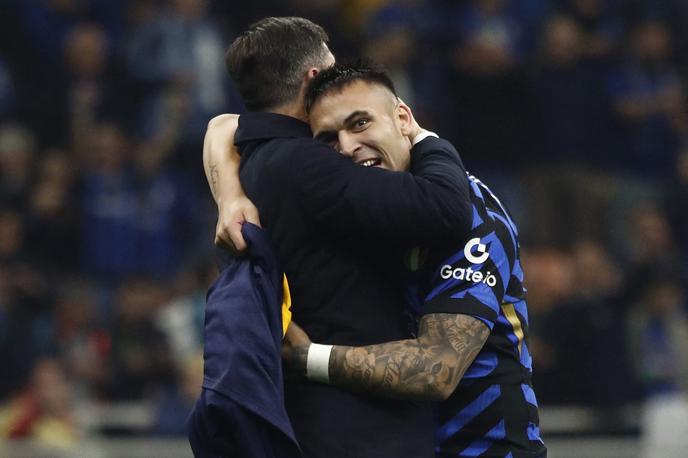Lautaro Martinez | Lautaro Martinez v objemu rojaka, klubske legende Interja, podpredsednika Javierja Zanettija. | Foto Reuters