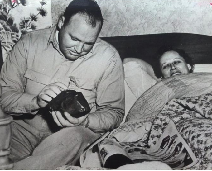 Ann Hodges in njen mož Eugene Hodges z meteoritom Sylacauga. | Foto: Getty Images