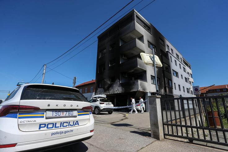Ogenj je poškodoval tudi nadstrešek parkirišča in fasado stavbe.  | Foto: Zeljko Lukunic/PIXSELL