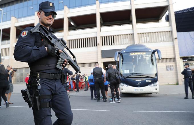 Po dogodkih v Nemčiji za varnost nogometašev Leicester Cityja skrbi oborožena policija. | Foto: Reuters