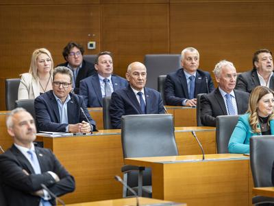SDS in NSi predlagata ukinitev obveznosti odtegovanja sindikalne članarine od plače