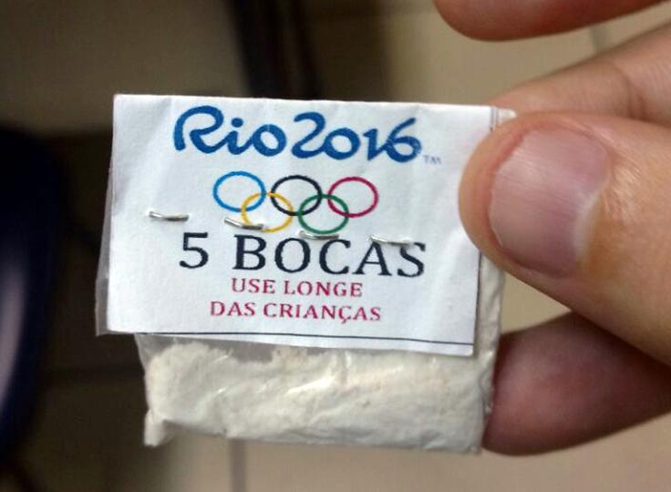 Policija je naletela na veliko za obiskovalce OI pripravljenih paketov. Vsebujejo kokain, poleg oznake Rio 2016 in olimpijskih krogov pa so opremljeni tudi z napisom Hranite zunaj dosega otrok. Kolikor nam je znano, MOK ni uradni sponzor paketkov. | Foto: Reuters