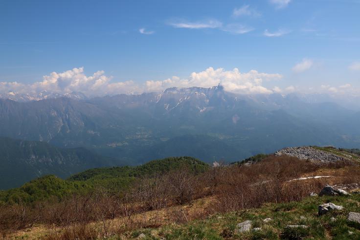 Pogled z Matajurja. V oblakih je desno Krn, na sredini v dolini Soče Kobarid in levo začetek grebena Stola. | Foto: Matej Podgoršek