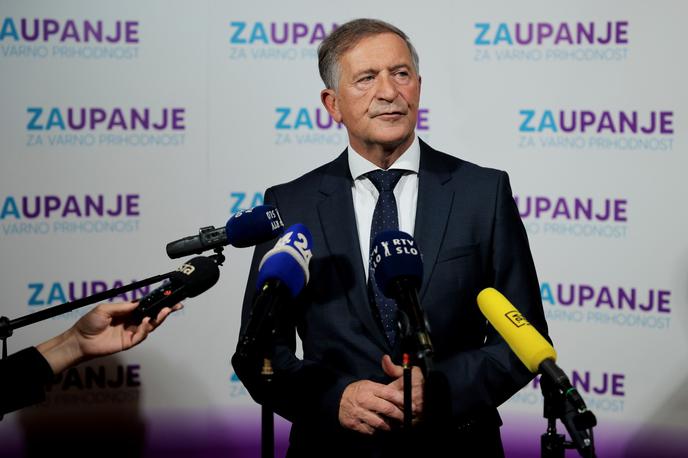 Karl Erjavec | Karl Erjavec je dolga leta vodil stranko upokojencev DeSUS, dokler se ni leta 2021 iz nje umaknil, saj med svojimi poslanci ni dobil podpore za prevzem mandatarstva. Stranka se je v preteklosti, kljub razmeroma majhnemu številu poslancev, večkrat izkazala za jeziček na tehtnici slovenske politike. Kot svojo prednost zdaj izpostavlja izkušnje, s katerimi je mogoče graditi prihodnost. | Foto STA