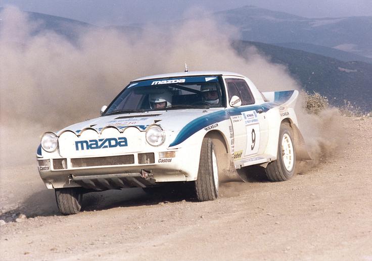 Mazdo RX-7 skupine B je poganjal 1,3-litrski Wanklov motor z močjo 300 "konjev" in 270 njutonmetri navora. Moč se je prenašala na zadnji par koles. | Foto: Mazda