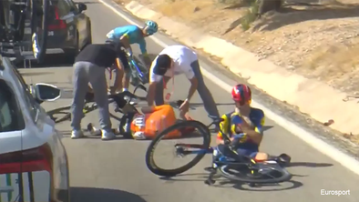 Težko je verjeti, a je res: bizarna nesreča na Dirki po Španiji #video