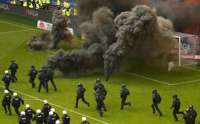 Navijači so s severne tribune odvrgli na igrišče ogromno dimnih bomb. | Foto: Reuters