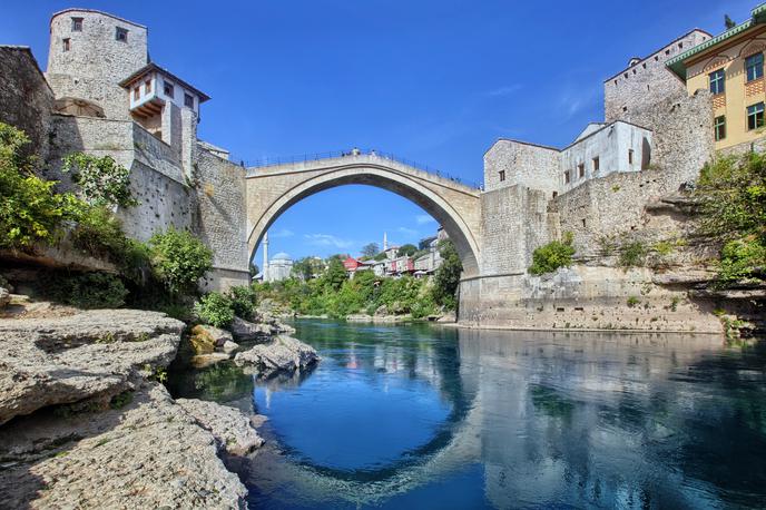 Mostar | 55-letnica je opazovala tekmovalce, ki skačejo z mostarskega mostu. | Foto Shutterstock
