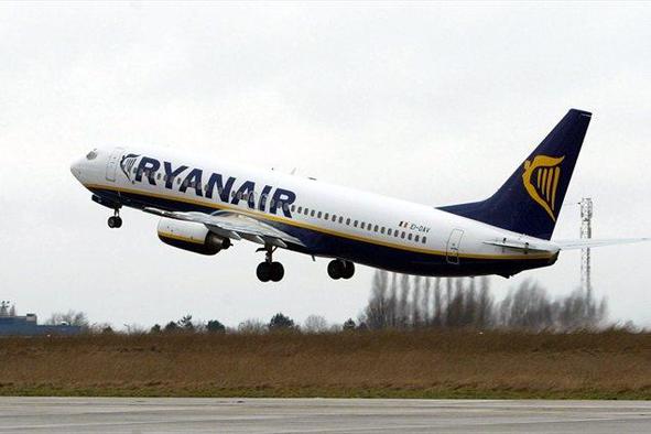 Varčevanje pri Ryanairu: vitkejše osebje in manj ledu
