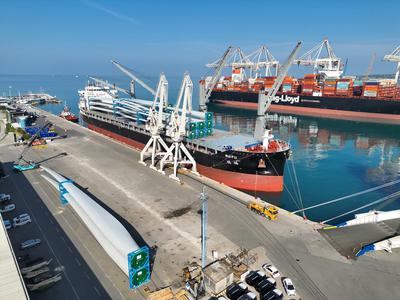 Iz Luke Koper prevoz 87-metrskih lopatic za vetrne elektrarne