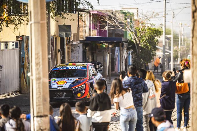 Reli Mehika ob cestah spremljajo množice ljubiteljev dirkanja. Na sliki je Thierry Neuville. | Foto: AP / Guliverimage