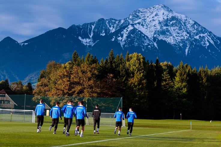 Slovenska nogometna reprezentanca se na petkovo tekmo pripravlja na Brdo pri Kranju pod zasneženim Storžičem. | Foto: Aleš Fevžer
