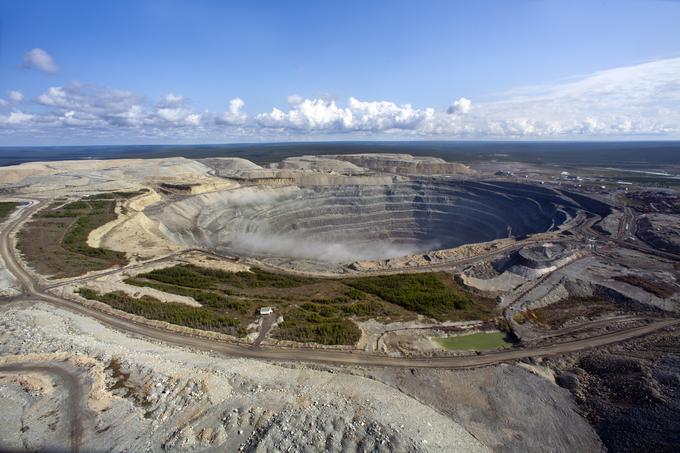 To ni krater rudnika Mir, temveč še malce večji odprti rudnik diamantov Udahnaja ali "Srečna luknja". Globok je več kot 640 metrov, v premeru pa meri skoraj dva kilometra in pol. Tudi ta rudnik upravlja podjetje Alrosa. | Foto: Alrosa