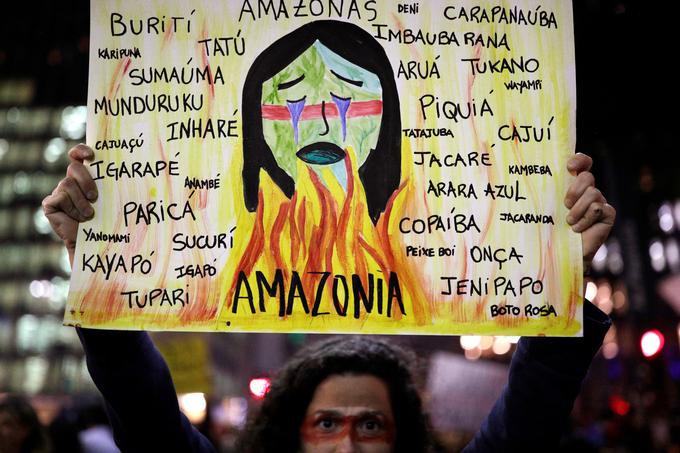 V več evropskih mestih so v petek potekali protesti, na katerih so zbrani izrazili nasprotovanje brazilskemu načinu spopadanja z ognjenimi zublji in mednarodno skupnost pozvali k ukrepanju. | Foto: Reuters