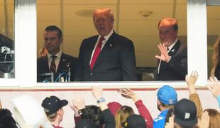 Trump doživel hladen tuš in sramoto: glasne salve žvižganja #video