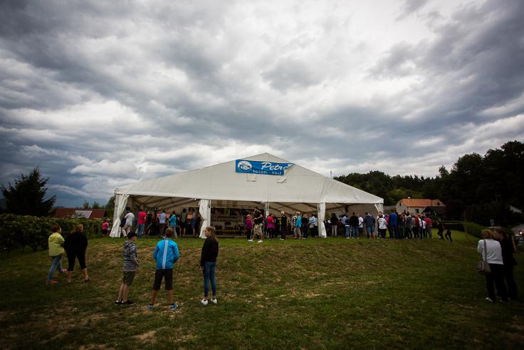 Sedem mesecev pred začetkom olimpijskih iger v Riu de Janeiru, ki so Sloveniji prinesle kar dve medalji v judu in po zaslugi Petra Kauzerja eno v kajaku, je na Lopati postavil šotor, ki služi kot kamp za otroke, včeraj pa je udeležencem sprejema za olimpijce iz judoističnih vrst ponujal varno zavetje pred dežjem. | Foto: Žiga Zupan/Sportida