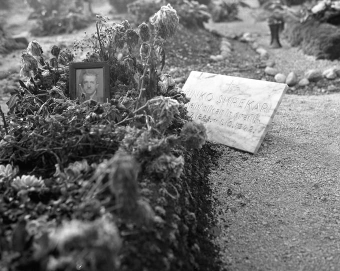 Grob slovenskega slikarja, ilustratorja in grafika Hinka Smrekarja, ki so ga fašisti ubili 1. oktobra 1942 v Gramozni jami v Ljubljani. Fotografija je iz dokumentarnega filma Požig.  | Foto: Majda Širca