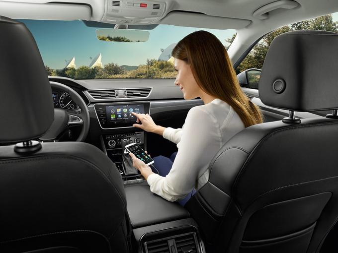 V Superbu boste imeli vedno dostop o podatkih o vaši vožnji, na zaslon infotainment Sistema pa boste lahko preslikali tudi zaslon svojega pametnega telefona pri uporabi za to razvitih aplikacij.  | Foto: 