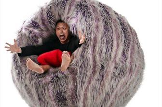 Bi sedli v ogromen dlakav naslanjač?