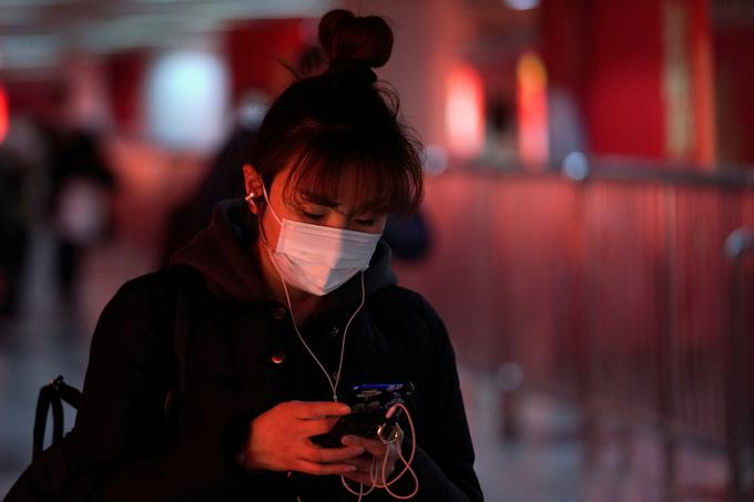 Medtem ko so na Kitajskem zaradi koronavirusa v strahu pred okužbo vsi nosili zaščitne maske, pa v Sloveniji ter tudi drugje po Evropi potekajo razprave, ali zaščitna maska ščiti pred okužbo s koronavirusom, ali ne. Ima pa Evropa velike težave, ker zaščitnih mask ni dovolj niti za zdravnike in druge ljudi, ki se v prvih bojnih vrstah spopadajo s pandemijo. | Foto: Reuters