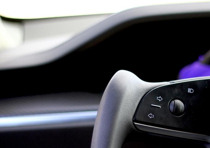 Smernike v modelu S vklopimo prek gumbov na volanu.  | Foto: Gregor Pavšič