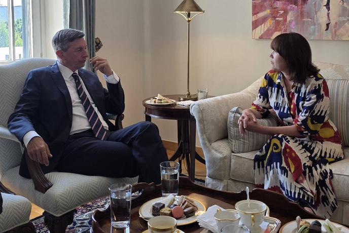 Pahor pri ameriški veleposlanici, pozornost ukradla bogato obložena miza