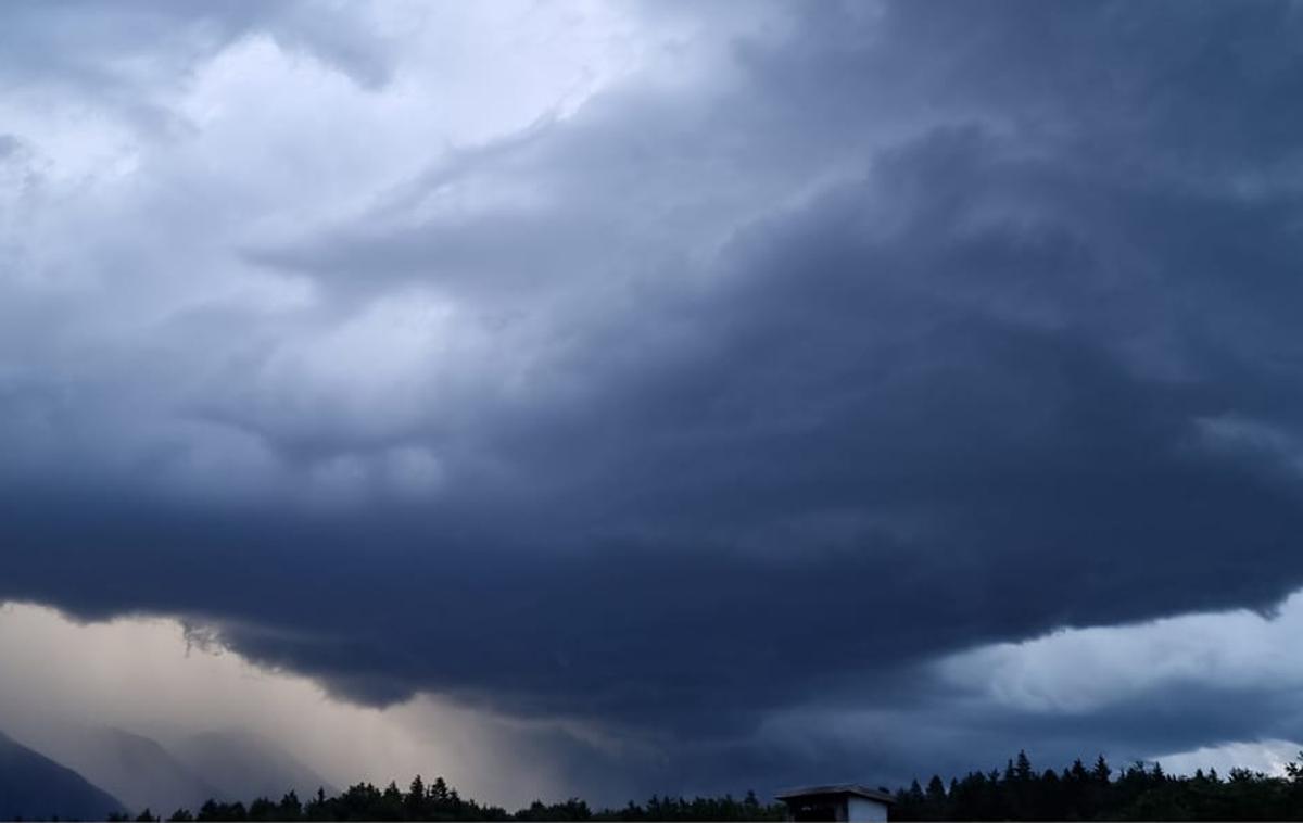 Nevihta v Preddvoru | Pogled vzhodno od Storžiča proti Preddvoru | Foto Neurje.si/Miha Grašič