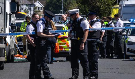 Anglija: 17-letnik zabodel in ubil dva otroka, več je huje ranjenih