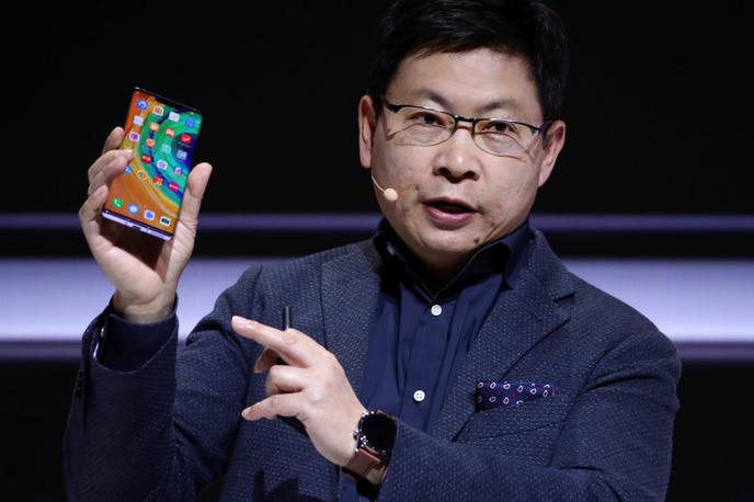 Huawei Mate 30 Pro | Kaj se bo zgodilo novembra? Najbolj optimistična možnost je, da bo takrat najnovejša (in najboljša) serija Huaweievih pametnih telefonov Mate 30 dobila poln dostop do Googlovega Androida in pripadajočih mobilnih storitev, a je v tem trenutku še vedno težko napovedati, koliko je to verjetno. | Foto Reuters