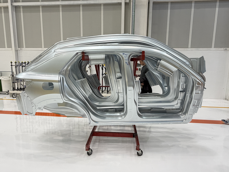 Pripravljeni deli karoserije, ki jih izdelajo avtonomni roboti. | Foto: Gregor Pavšič