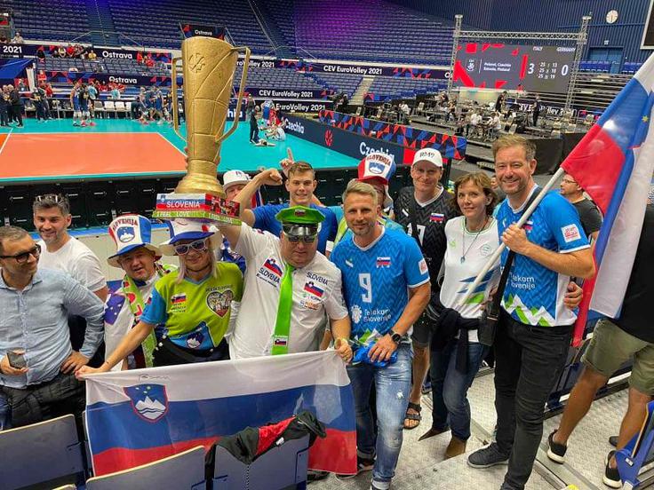 Za slovenske odbojkarje na Poljskem stiska pesti tudi najbolj prepoznavni slovenski navijač Aleksander Javornik. | Foto: Osebni arhiv Almirja Sulejmanovića