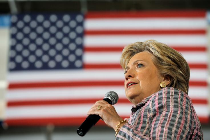 Trump je predlagal, naj se telesni stražarji Clintonove razorožijo in "počakajo, kaj se bo zgodilo". To je dvakratno srhljivo: namiguje, da je edini razlog, da je Clintonova še živa, dejstvo, da njeni stražarji nosijo strelno orožje, in da če ga ne bi, bi nekdo naredil atentat nanjo. | Foto: Reuters